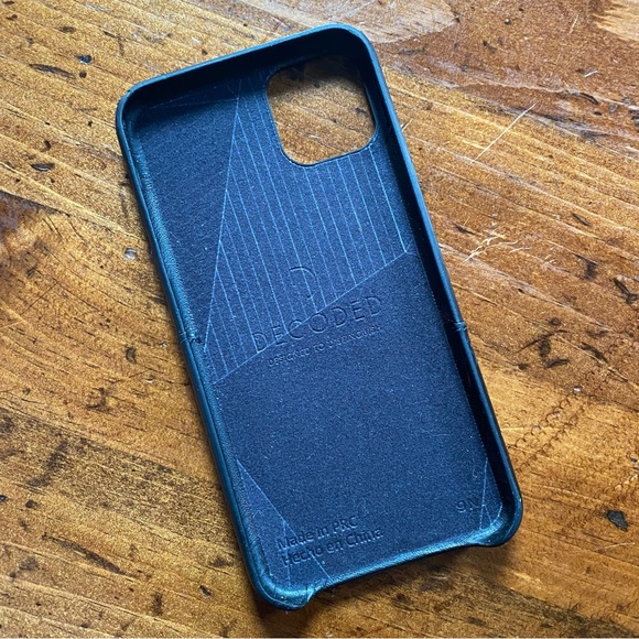 Decoded Black Leather Card Case iPhone 11 Pro Max - Picture 6 of 9